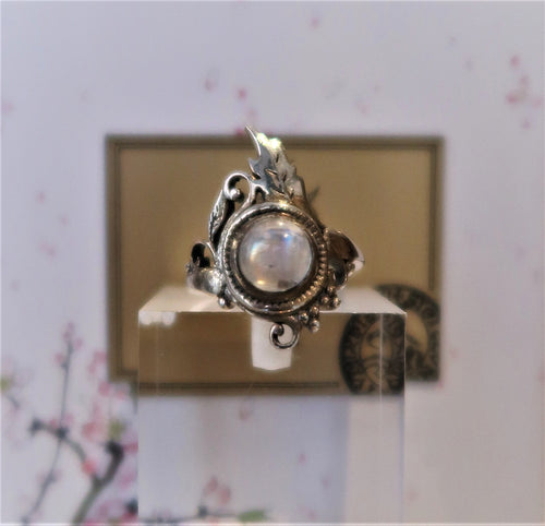 Bague en argent et labradorite blanche d'inspiration elfique
