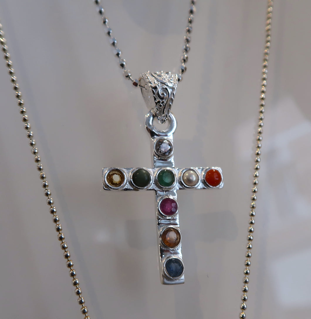 Très belle croix en argent avec pierres multicolores  