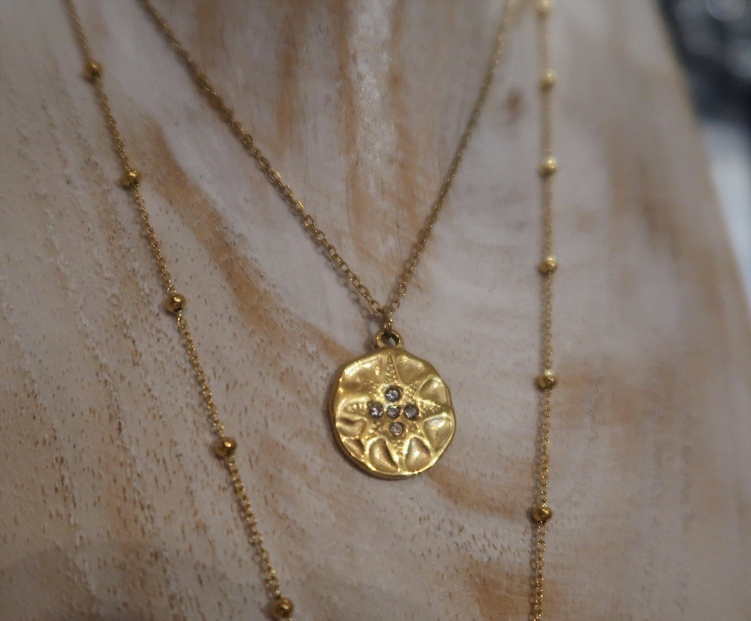 Collier en inox doré composé d'une chaîne et d'un médaillon 