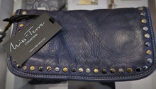 Grand portefeuille-pochette clouté en cuir souple bleu - Made in Italy