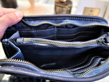 Grand portefeuille-pochette clouté en cuir souple bleu - Made in Italy